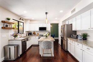 Geladeira, micro-ondas, fogão, cooktop