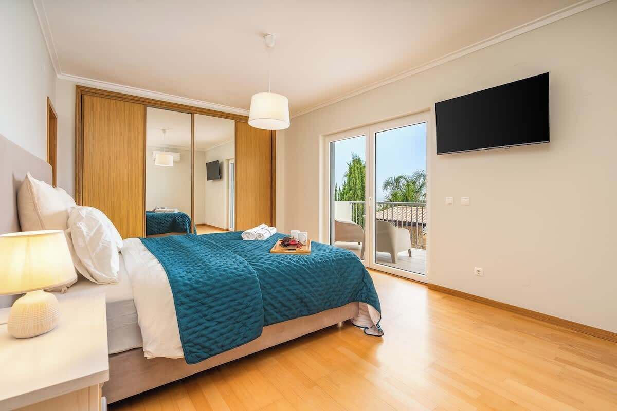 4 bedrooms, iron/ironing board, travel cot, WiFi