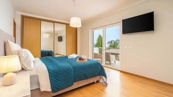 4 bedrooms, iron/ironing board, travel cot, WiFi