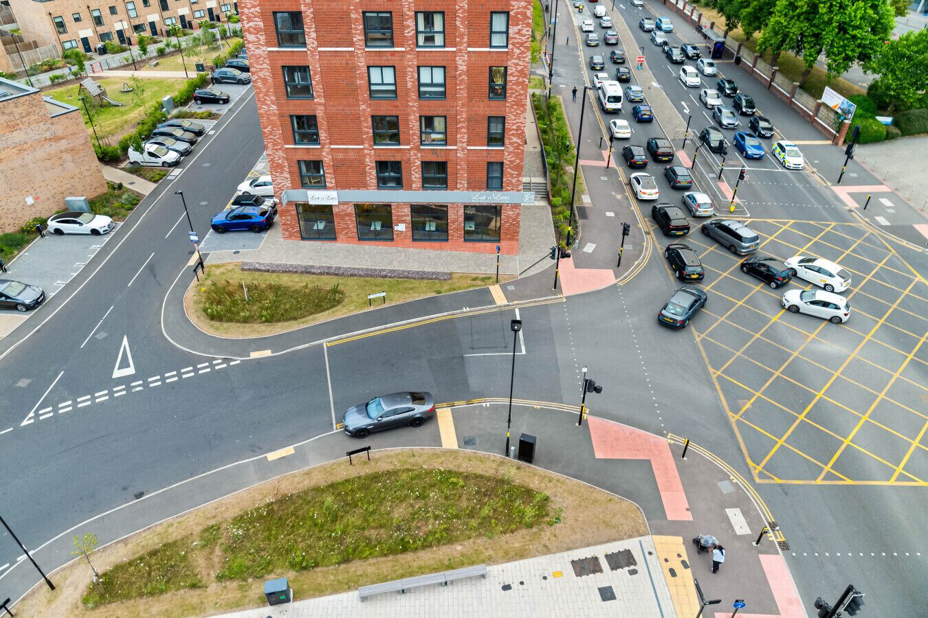 Una estructura de estacionamiento de varios niveles con automóviles estacionados en espacios designados.