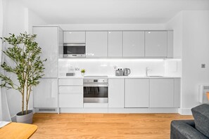 Køleskab, mikrobølgeovn, ovn, kogeplade