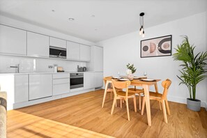 Dining - Luxury 2 Bedroom with Balcony* Fast Wi-Fi* Netflix (Birmingham)