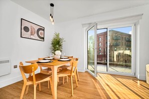 Dining - Luxury 2 Bedroom with Balcony* Fast Wi-Fi* Netflix (Birmingham)