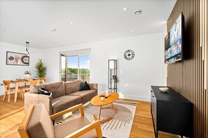 Living area - Luxury 2 Bedroom with Balcony* Fast Wi-Fi* Netflix (Birmingham)