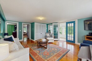 TV, DVD player - Central home: near town, lake, skiing, rail trial, snowshoe from your door (Wolfeboro)