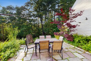 Outdoor dining - Central home: near town, lake, skiing, rail trial, snowshoe from your door (Wolfeboro)