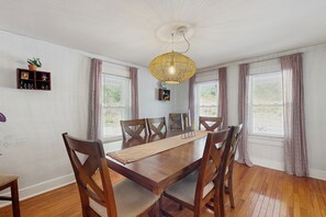 Dining - Central home: near town, lake, skiing, rail trial, snowshoe from your door (Wolfeboro)