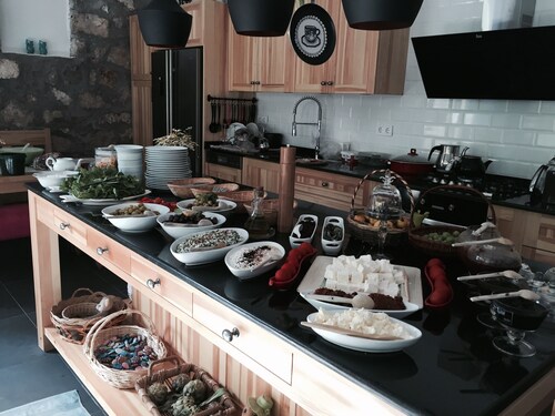 9-bedroom bed & breakfast in marvelous Muğla with AC, WiFi