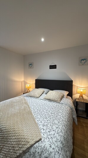 3 habitaciones, tabla de planchar con plancha, wifi y ropa de cama