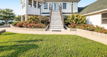 Mallard Lakes townhouse w/community pool, tennis & basketball court