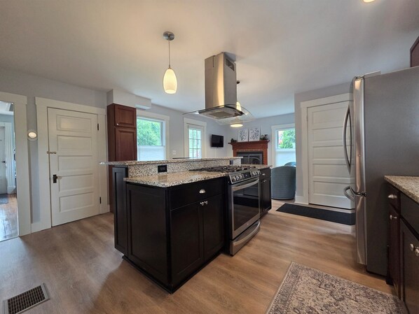 Refrigerador, microondas, horno y parrilla de estufa