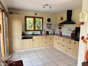 Fridge, microwave, oven, dishwasher - DOUSSARD, maison 180m2, vue lac, piscine, 7pers. (Doussard)