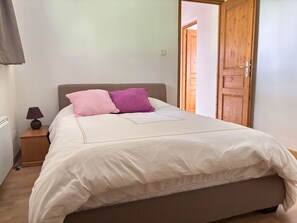 4 chambres, fer et planche à repasser, Wi-Fi gratuit, draps fournis