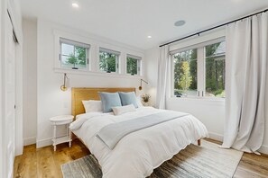 5 bedrooms, iron/ironing board, internet, bed sheets