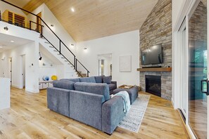 TV, fireplace
