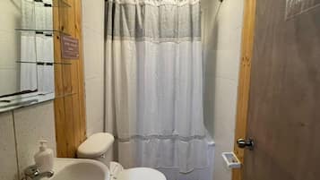 Quarto duplo básico, vista para o jardim | Banheiro | Toalhas de banho, sabonete, shampoo, papel higiênico