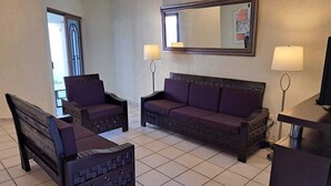 A hotel room with a sofa, two armchairs, a small table, and a TV. - HOUSE WITH SWIMMING POOL IN CUAUTLA DOWNTOWN (Cuautla)