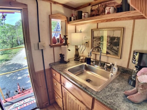 Fabulous Caboose Cabin in charming Eureka Springs