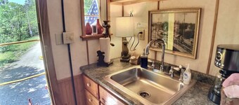 Fabulous Caboose Cabin in charming Eureka Springs