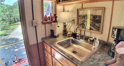 Fabulous Caboose Cabin in charming Eureka Springs