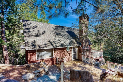 Beautiful house close to the hiking w/gas grill, fireplace, & deck - dogs ok