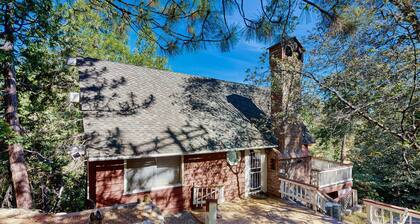 Beautiful house close to the hiking w/gas grill, fireplace, & deck - dogs ok