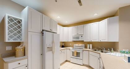 Summerlyn Condo with shared pool access, patio, W/D & free WIFI