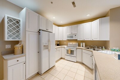 Summerlyn Condo with shared pool access, patio, W/D & free WIFI