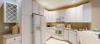 Summerlyn Condo with shared pool access, patio, W/D & free WIFI