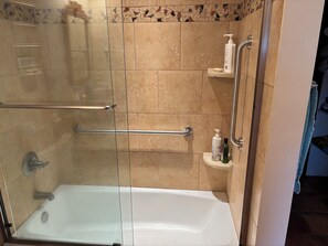 Haartrockner, Handtücher, Seife, Shampoo
