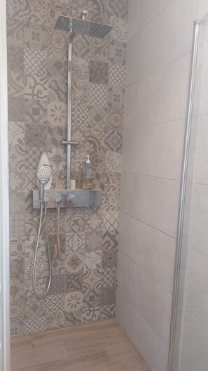 Shower, jetted tub, hair dryer, towels - Villa Nature Cocooning with Pool & Jacuzzi Bassin d'Arcachon (Gujan-Mestras)