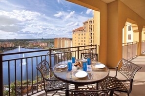 Outdoor dining - 1BD Suite Near Disney in Orlando! (Lake Buena Vista)