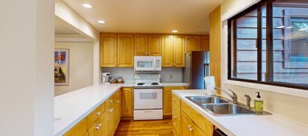 Cozy townhome with fireplace, deck, WIFI, mountain views, great location