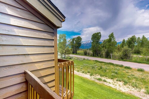 Cozy townhome with fireplace, deck, WIFI, mountain views, great location