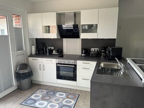Microondas, horno, parrilla de estufa y lavavajillas