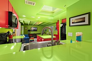 House, 1 Queen Bed (WhimSea Retreat) | Private kitchen