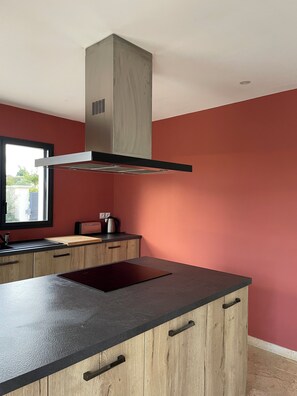 冷蔵庫、電子レンジ、オーブン、コンロ