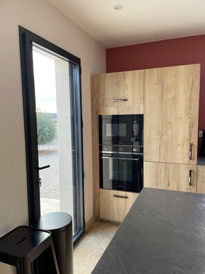 Micro-ondes, four, plaque de cuisson, lave-vaisselle