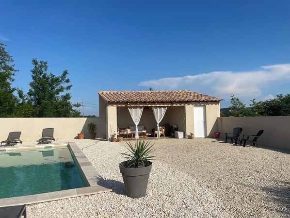 Una piscina al aire libre