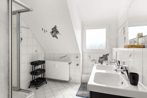 Dusche, Haartrockner, Handtücher, Seife