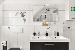 Dusche, Haartrockner, Handtücher, Seife