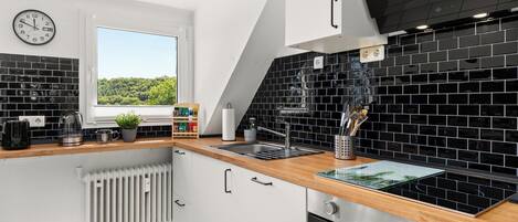 Frigorifero, forno, piano cottura, lavastoviglie