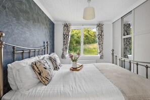 4 slaapkamers, een strijkplank/strijkijzer, internet, beddengoed