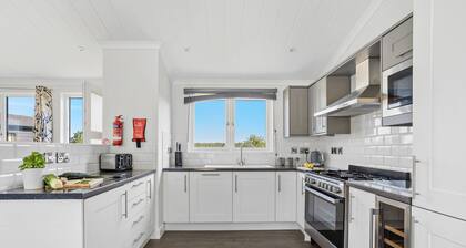 A lodge that sleeps 8 guests in 4 bedrooms