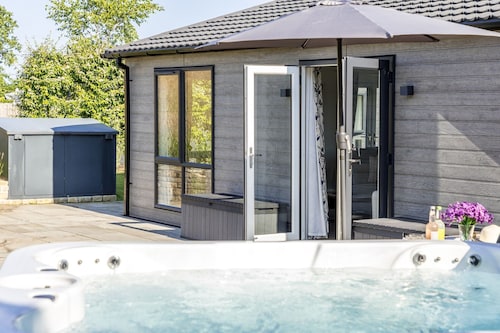 A lodge that sleeps 8 guests  in 4 bedrooms