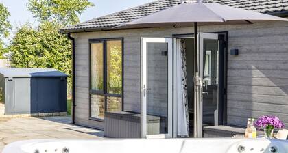 A lodge that sleeps 8 guests in 4 bedrooms