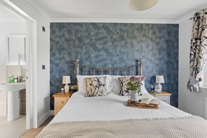 4 bedrooms, iron/ironing board, Internet, bed sheets - A lodge that sleeps 8 guests  in 4 bedrooms (Roadford Lake)