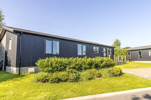 Exterior - A lodge that sleeps 8 guests  in 4 bedrooms (Roadford Lake)