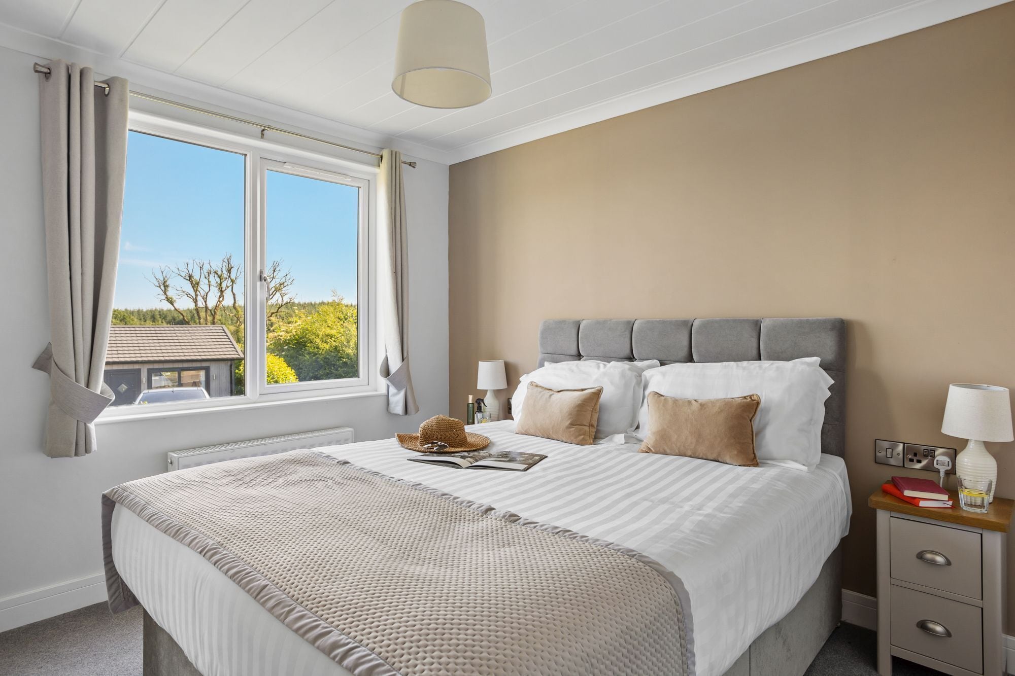 4 bedrooms, iron/ironing board, internet, bed sheets