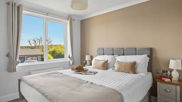 4 bedrooms, iron/ironing board, internet, bed sheets